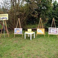 Auf Staffeleien präsentieren sechs Schilder sechs Orte aus dem Naturpark.