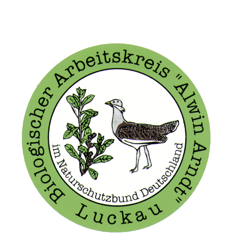 eine stilisierte Großtrappe und ein Zweig vom Gagelstrauch werden von einem grünen Kreis eingeschlossen, auf dem der Schriftzug "Biologischer Arbeitskreis Alwin Arndt Luckau" zu lesen ist.