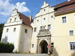 Fassade eines Schlosses mit einem verzierten steinernen Portal